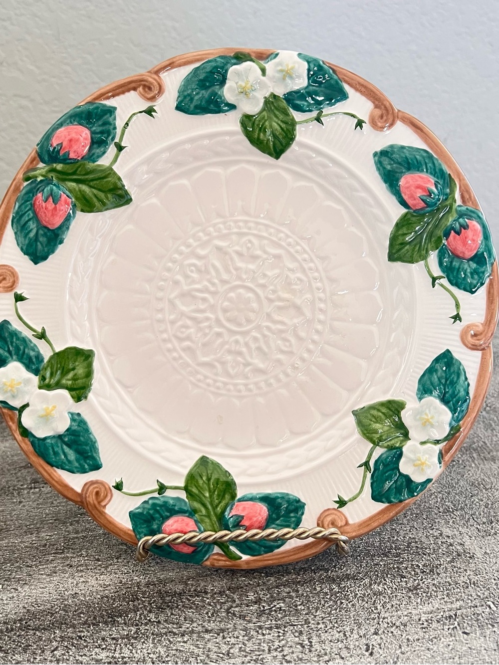 Fitz & Floyd Trompe L'Oeil Strawberry pattern ceramic decorative 8.5" plate